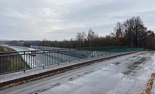 Die Brücke über die A30 soll nur noch einspurig befahrbar sein. - Dirk Windmöller