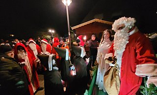 Der Weihnachtsengel und der Nikolaus begeistern besonders die Kinder in Rödinghausen. - Florian Weyand