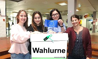 Vier Frauen begründen in der Regenbogen-Gesamtschule, warum sie es für sehr wichtig halten, zur Europawahl zu gehen: Marina Potschazki (v.l.), Hanna Strathmann, Nuran Kalinci und Ilka Schoppe wollen mit der Wahl die Demokratie stärken. - Andreas Sundermeier