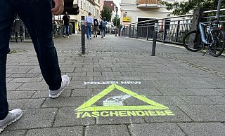 Achtung Taschendiebe! Die Polizei warnt die Besucherinnen und Besucher des Hoecker-Festes mit farbigen Elementen vor Trickdieben. - Katharina Eisele
