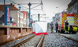 Die Feuerwehr hat an der Unglücksstelle an der Herforder Straße einen Sichtschutz aufgebaut. - Mike-Dennis Mueller