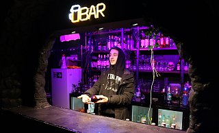 Marek Müller hinter der Theke der zweiten Bar an der Tanzfläche. Die Wand haben die Männer beim Umbau selbst durchgebrochen, um die Bar möglich zu machen. - Lena Kley