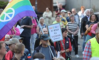 Rund 300 Bürgerinnen und Bürger kamen zur Demo für Demokratie und Vielfalt vor die Auferstehungskirche. - Nicole Sielermann