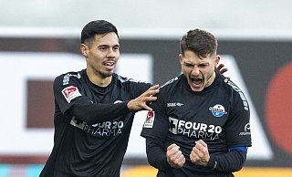 Paderborns Florent Muslija (r.) jubelt nach seinem Tor zum 1:0 mit Paderborns Raphael Obermair. - David Inderlied