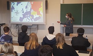 Hauptmann Lena Lehmann berichtet vor Schülerinnen und Schülern der 10. Jahrgangsstufe im Hüffertgymnasium über die Lage. - Dieter Scholz