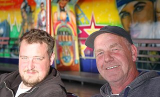 Paul Hammecke (l.) und sein Vater Thomas Hammecke sind genau wie ihre Eltern und Großeltern auf dem Rummel groß geworden. Mit Paul Hammeckes Sohn Paul Junior wächst die siebte Schausteller-Generation der Familie heran. - Lieselotte Hasselhoff