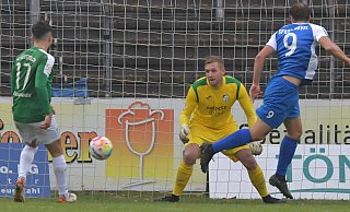 Beim 1:0 für Sprockhövel stand Torschütze Dominik Wasilewski allein vor FCG-Keeper Jarno Peters. Samy Benmbarek (l.) war zu weit weg. - Jens Dünhölter