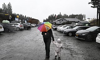 Eine Mutter geht mit ihrer Tochter im örtlichen Skigebiet im Sauerland am zweiten Weihnachtsfeiertag. Aufgrund der Temperaturen von 10 Grad und dem Regen ist nur auf Kunstschnee zu fahren. - Roberto Pfeil