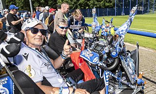 Die Fans des DSC Arminia zeigen sich beim Trainingsauftakt überwiegend zuversichtlich. - © Jörg Dieckmann - www. dieckmann-fotodesign.de