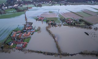 Die "Hallig Lohbusch": In dem Dehmer Ortsteil hat die weit über ihre Ufer hinaus getretene Weser mehrere Wohnhäuser und Bauernhöfe von der Außenwelt abgeschnitten. - Thorsten Ulonska