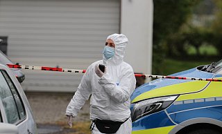 Ermittlungen vor Ort: Eine Polizistin am Tatort in Spenge. - Claus Frickemeier