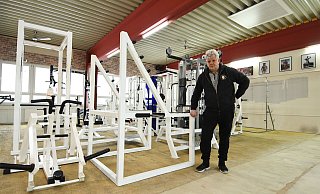 Einbrecher haben das Fitnessstudio "Hansi's Gym" in Paderborn zum Jahreswechsel komplett verwüstet. Den mit Buttersäure getränkten Boden haben Betreiber Hans-Jürgen Thiel und seine Helfer bereits entfernt. - Lena Henning