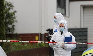 Beamtinnen und Beamte der Spurensicherung haben in weißen Schutzanzügen den Tatort untersucht und dokumentiert. - Claus Frickemeier