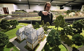 Neuer Rasen für den Kurpark: Das Modellareal vom Gräflichen Park wurde auf Vordermann gebracht. Der große Baum wurde nach einem Original aus den 1970er Jahren gestaltet. - David Schellenberg