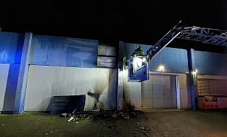 Zwei Müllcontainer werden durch die Flammen zerstört. Die Paderborner Feuerwehr kann eine weitere Ausbreitung unterbinden. - Feuerwehr Paderborn