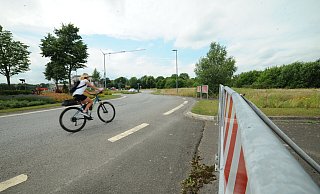 Am Kreisverkehr an der Lübbecker Straße gibt es schon ein paar Meter asphaltierter Straße für die Südost-Umgehung. Die sind mit Schildern abgesperrt und enden in der Botanik. - Joern Spreen-Ledebur