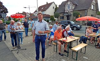 Der direkte Kontakt zum Bürger ist das, was sich Jürgen Berghahn uunter aktiver Politik vorstellt. Zum roten Grill nach Helpup kommen mehr als 60 Bürgerinnen und Bürger. - Gunter Held