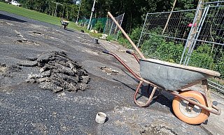 Mitarbeiter einer Garten- und Landschaftsbaufirma haben mit der Verdichtung der Bohrlöcher am Hunnebrocker Sportplatz begonnen. - Sven Hauhart