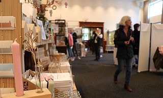 Aussteller zeigten 2023 unter anderem viele handgefertigte Produkte aus dem Bereich Dekoration auf der District-Living-Messe im Paderborner Schützenhof. - Mareike Gröneweg (Archivbild)