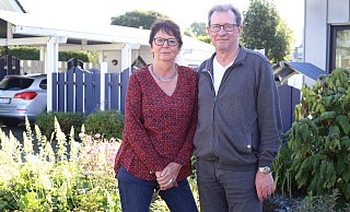 Gabriele und Erich Gieselmann vor ihrem neuen Vorgarten. - Lena Kley