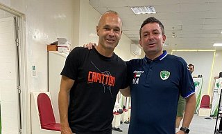 Miguel Alvarez (rechts) begrüßt Andrés Iniesta beim Emirates Club. - Miguel Alvarez