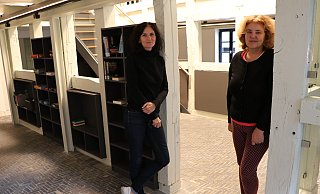 Katrin Stroth (Leiterin Stadtbibliothek/l.) und Regina Böhning (Leiterin Open Library) im Untergeschoss. - Holger Kosbab