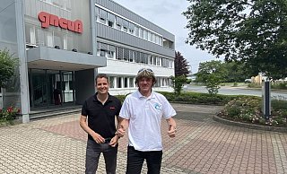Den Bad Oeynhausener Unternehmer Stefan Gneuß und Schlagersänger Mickie Krause verbindet nicht nur die Liebe zur Musik. Beide engagieren sich für den Bau von Schulen in Entwickungsländern. - Gneuß