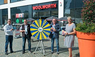 Ralf Grund (Stadtmarketing), Ralf Bartling (Ordnungsamt), Georg Kruthoff,(Handel Bünde GbR)  und Bürgermeisterin Susanne Rutenkröger (v. l.). - Stadtmarketing Bünde / Karl-Hendrik Tittel