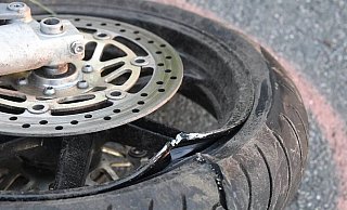 Der Motorradfahrer schleuderte auf die Fahrbahn. - (Symbolbild): Andreas Eickhoff