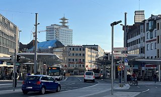 Am Montag ging es auch für Autos los: Die Premierenfahrt über den neuen Jahnplatz endete aber unverhofft. - Mike-Dennis Müller