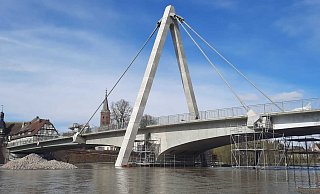 Viel Wasser: In der Woche vor Ostern konnte an der Weserbrücke nicht gearbeitet werden. - David Schellenberg