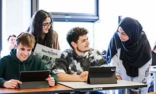 Die Schüler Erik Hielscher, Sandy Karit, Alexander Aboueid und Fima Yousuf nutzen die Neue Westfälische digital und analog zur eigenständigen Recherche im Sozial-Wissenschafts-Unterricht. - Sarah Jonek