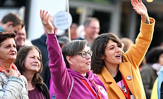 Tausende demonstrierten auf dem Jahnplatz am Samstag bei bester Stimmung für die Demokratie. - BARBARA FRANKE