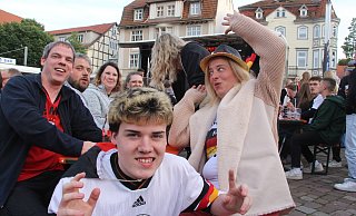 Tolle Stimmung beim Public Viewing auf dem Warburger Neustadt-Marktplatz. - Burkhard Battran