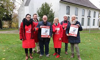 Manuela Tertocha (FC Gohfeld, v.l.), Volker Hegemann (Freiwillige Feuerwehr), Pfarrer Harald Ludewig, Davina Nolting (Grundschule Gohfeld), Jörg Simon (TuS Gohfeld) und Presbyterin Anja Blume sind schon in Hüttenzauber-Stimmung. - Judith Gladow