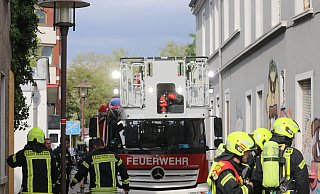 Einsatzkräfte an der Rennstraße. Hier sollen zwei Jugendliche ein Feuer in einem leerstehenden Gebäude gelegt haben. - Claus Frickemeier