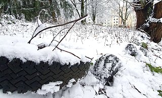 Altreifen sind an den Rändern des Spielplatzes (zum Wald hin) haufenweise zu entdecken, derzeit unter dem Schnee, teilweise unter Laub. - Kurt Ehmke Altreifen sind an den Rändern des Spielplatzes (zum Wald hin) haufenweise zu entdecken, derzeit unter dem Schnee, teilweise unter Laub. - Kurt Ehmke