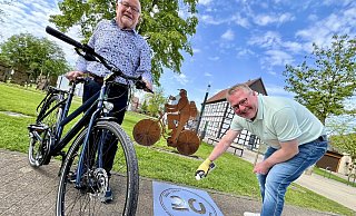 An prägnanten Orten der Strecke wird das Jubiläumslogo des Emsradwegs aufgesprüht. Die Premiere übernimmt Hövelhofs Marketingchef Thomas Westhof am Eingang zum Schlossgarten. Bürgermeister a. D. Werner Thor ist derweil bereits fürs Aufsatteln. - Jens Reddeker An prägnanten Orten der Strecke wird das Jubiläumslogo des Emsradwegs aufgesprüht. Die Premiere übernimmt Hövelhofs Marketingchef Thomas Westhof am Eingang zum Schlossgarten. Bürgermeister a. D. Werner Thor ist derweil bereits fürs Aufsatteln. - Jens Reddeker