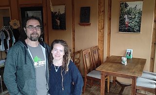 Stefan Nölker-Wunderwald und Bianca Wunderwald stecken in den letzten Vorbereitungen für den Café-Betrieb in der Steinheimer Hanfzeit. - Svenja Ludwig