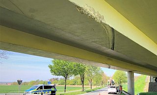 Brückenschaden: Der transportierte Bagger war für die Brücke deutlich zu hoch - Polizei Paderborn