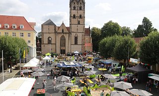 Der Rathausplatz ohne Autos. Beim Land-Erlebnis-Tag Anfang September war der Platz bei einem bunten Programm den Menschen vorbehalten. - Claus Frickemeier