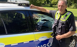 Im Dienstwagen oder zu Fuß hat Rolf Gall zehn Jahre lang für Sicherheit und Ordnung in Harsewinkel gesorgt. Jetzt verabschiedet er sich. - Burkhard Hoeltzenbein