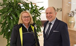 Polizeihauptkommissarin Ellen Redecker ist seit Februar neue Bezirksdienstbeamtin in Hövelhof. Behördenleiter Christoph Rüther gab ihr die besten Wünsche mit auf den Weg. - Polizei Paderborn