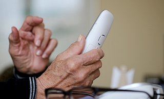 Per Telefon meldete sich ein vermeintlicher Polizeibeamter bei einem Senior aus Rödinghausen. - Symbolfoto: dpa/Roland Weihrauch