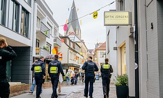 Die Polizei patrouilliert durch die Paderborner Innenstadt während Libori. - BESIM MAZHIQI