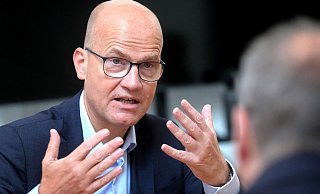 Für die Transparenz-Aktivisten von „Abgeordnetenwatch“ ist es nicht nachvollziehbar, warum Brinkhaus sich nach so vielen Jahren für weniger Dialog und Austausch mit seinen Wählern entschieden hat.