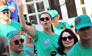 Dem Corona-Virus ein Schnippchen geschlagen? Nach zwei Wintern ohne Steinheimer Rosenmontagszüge feiern die Jecken nun einfach im Hochsommer – und ziehen zu ihrem Jubiläumsfest Gäste aus dem ganzen Hochstift an. - Madita Schellenberg