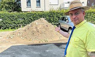 An der Stelle, wo Volker Lehmann sonst seinen blauen VW Golf parkt, befindet sich seit Wochen ein Berg von Sand und Schutt. - Christian Bröder