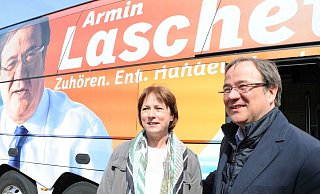 NRW-Ministerpräsident Armin Laschet, hier gemeinsam mit der CDU-Politikerin Bianca Winkelmann bei einem Wahlkampf-Auftritt im April 2017 in Lübbecke. - Joern Spreen-Ledebur