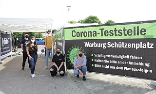 Raphael Zasadzki (v. l.), Sina Hornoff, Luis Bornemann, Lea Rothgerber und Katharina Ewald gehören zum Team des Schnelltest-Drive-ins auf dem Schützenplatz. - Dieter Scholz